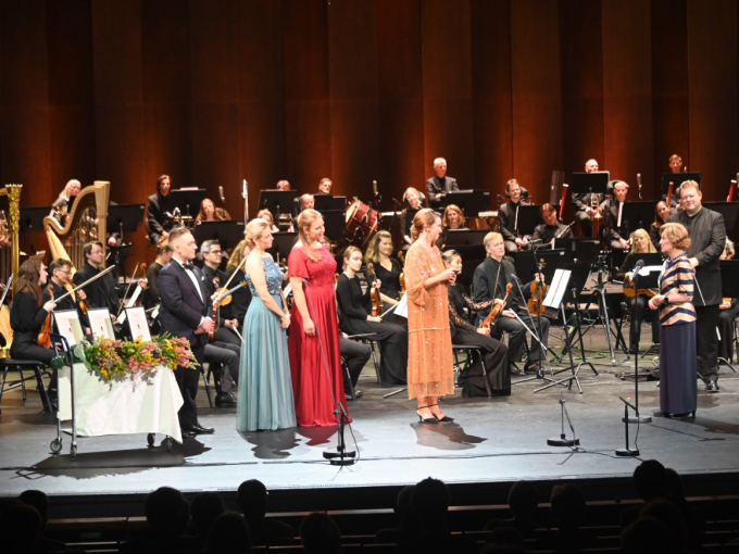 Dronningen gratulerte solistene og overrakte diplom og blomster. Foto: Sven Gj. Gjeruldsen, Det kongelige hoff